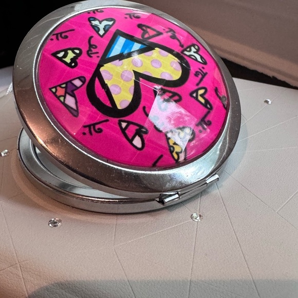🎨 Vintage Stylish Retro and Artistic Romero Britto Heart Mirror Compact 🎨 - Picture 11 of 16